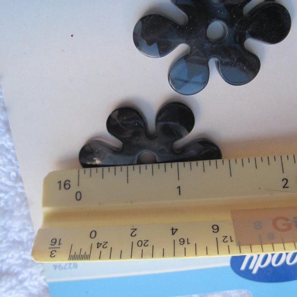 2 Goody 2002 Plastic Hippie Flower Hair Barrettes - Picture 4 of 11